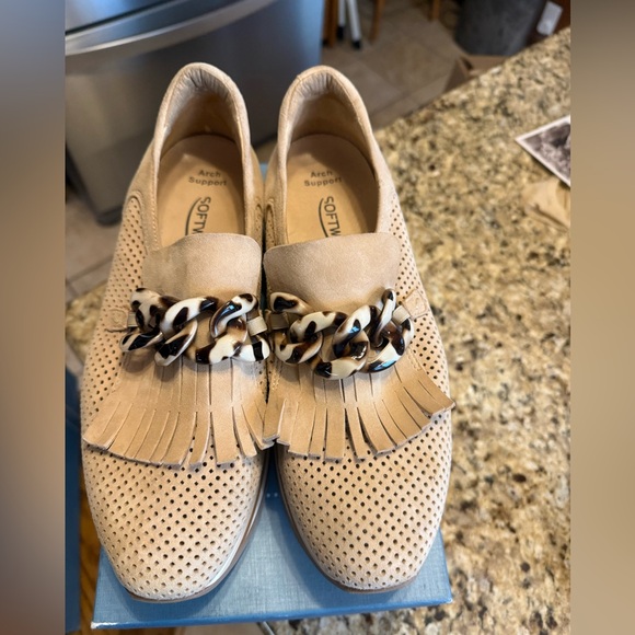 SOFTWAVES Worn once Tan Women's Loafers with Fringe and Chain Detail - Picture 1 of 2